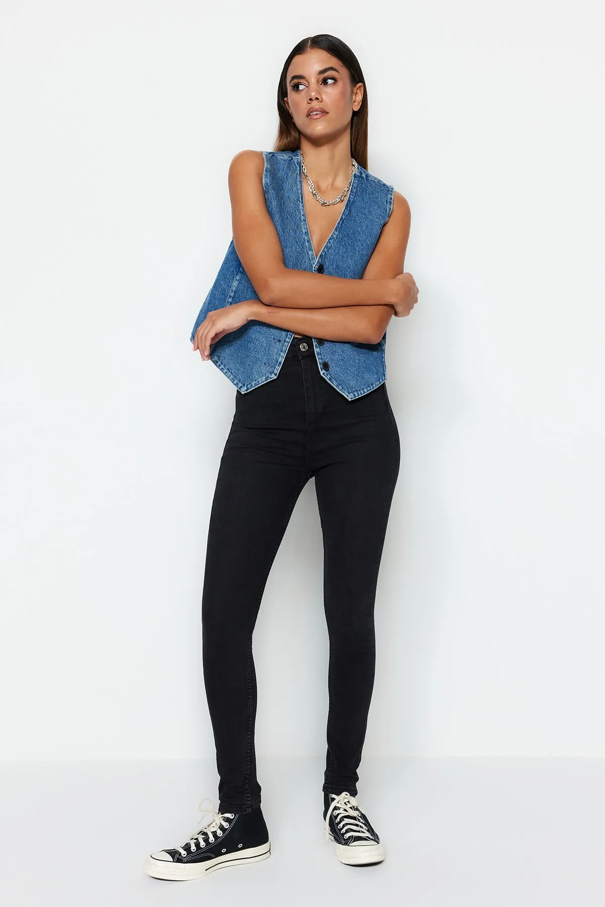 Trendyol Collection  Schwarze Skinny Jeans mit hoher Taille TWOSS23JE00075