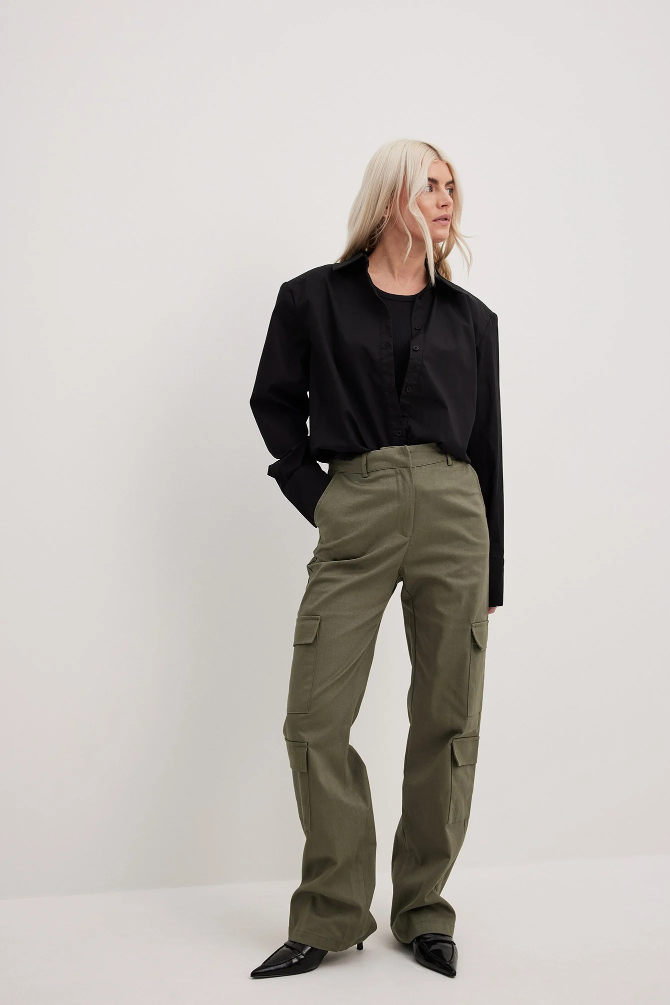Cargohose mit Taschen und mittlerer Taille