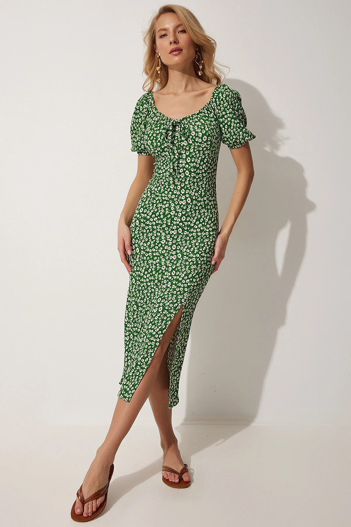 Happiness İstanbul  Grünes Sommer-Strickkleid mit Carmenkragen und Schlitz für Damen FF00113
