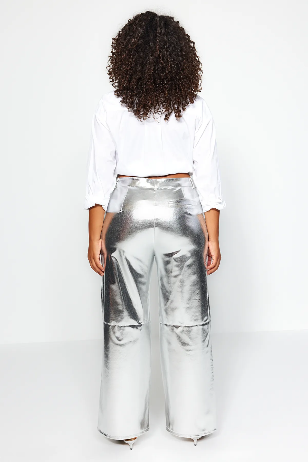 Trendyol Curve  Graue, metallisch gewebte Hose mit weitem Schnitt TBBAW24AR00026