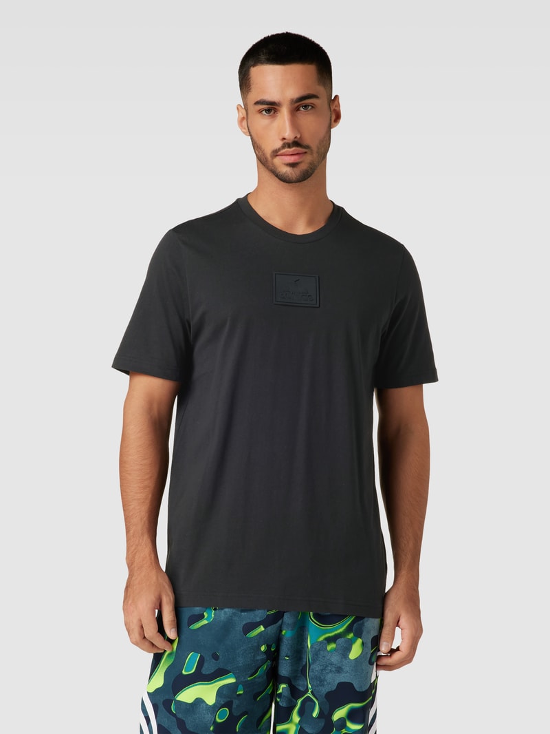 T-Shirt mit Label-Patch in schwarz