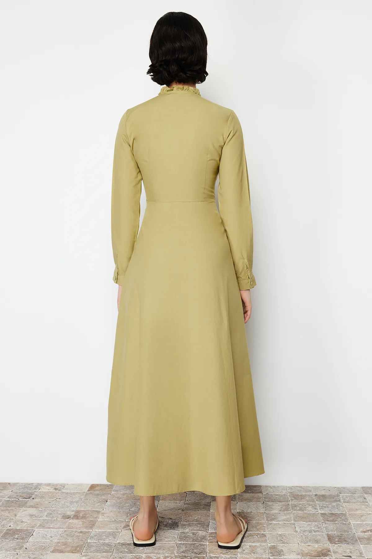 Trendyol Modest  Khakifarbenes Kleid aus Baumwollgewebe mit ausgestelltem Rock TCTSS24EB00149