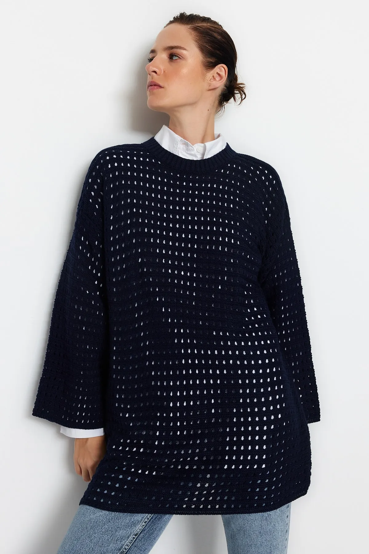 Trendyol Modest  Marineblauer, locker geschnittener, durchbrochener/Loch-Strickpullover TCTAW24AK00113