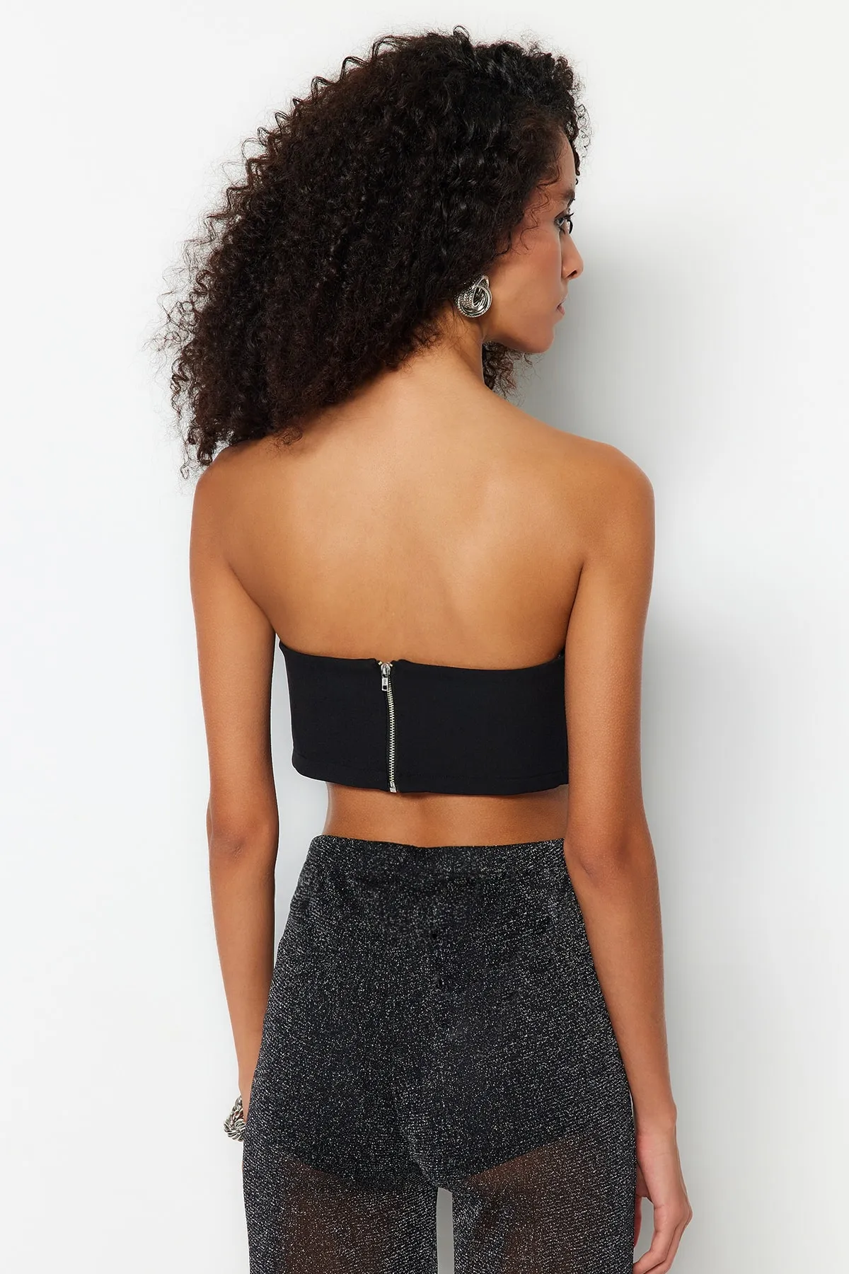 Trendyol Collection  Schwarzes, bauchfreies, gefüttertes Bustier mit gewebten Accessoires TPRSS23BS00119