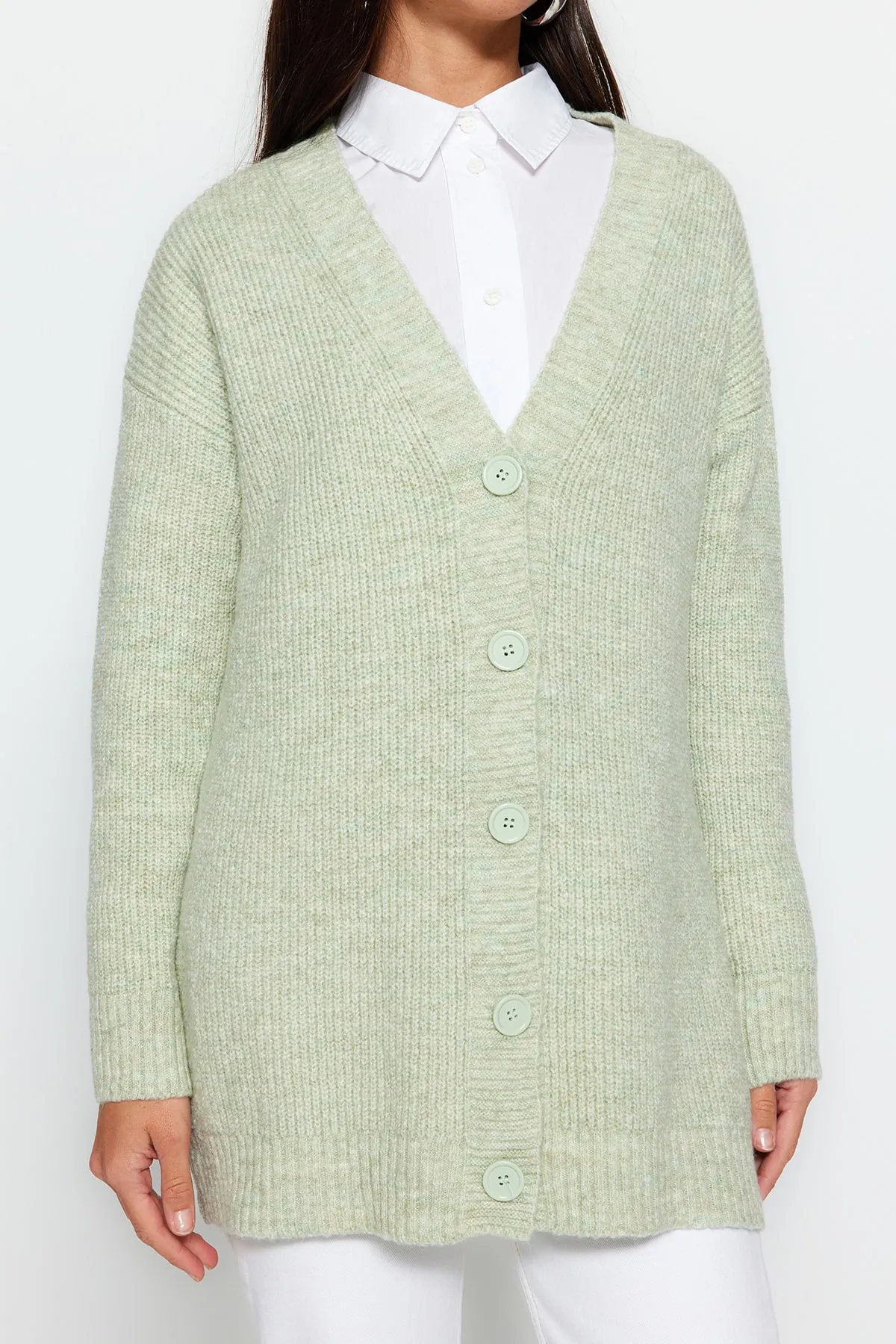 Trendyol Modest  Mintfarbene Strickjacke mit V-Ausschnitt und Knopfleiste TCTAW22HI0397