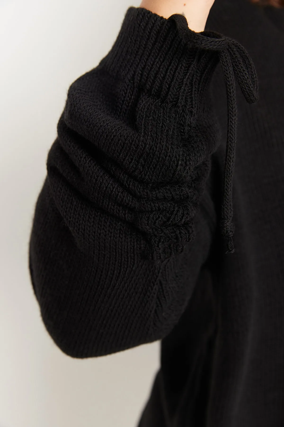 Trendyol Curve  Schwarzer, geraffter Strickpullover mit V-Ausschnitt und Ärmeln TBBAW23AN00023
