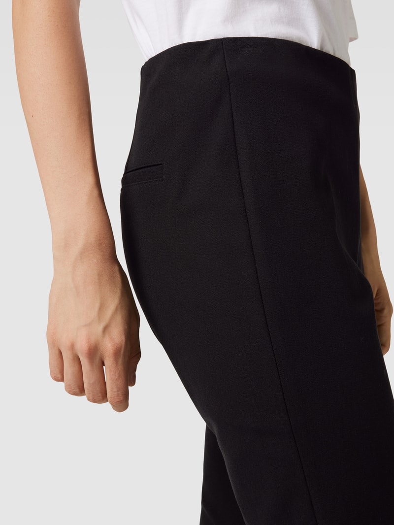 Hose mit elastischem Bund und Paspeltaschen am Gesäß in schwarz