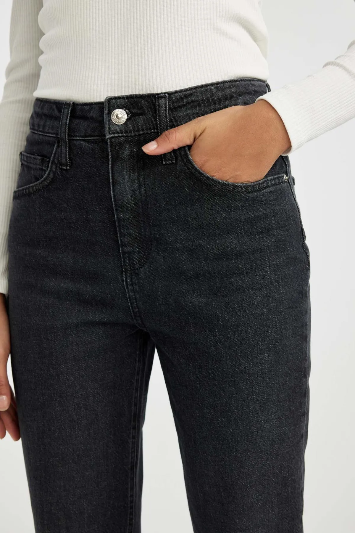 DeFacto  Bequeme Jeanshose mit hoher Taille und Knöchellänge in Mom-Passform B7038ax24sp