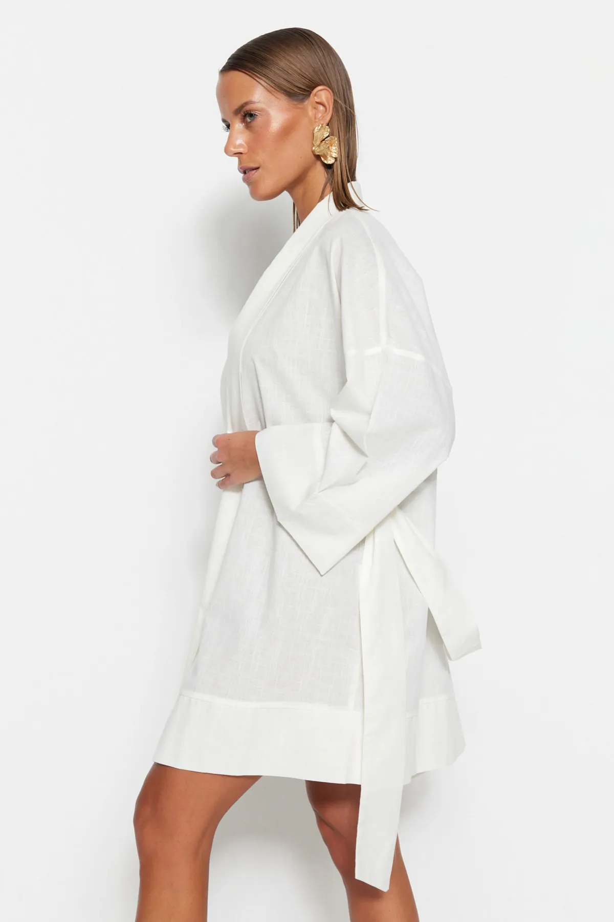Trendyol Collection  Weißer, gewebter Mini-Kimono und Kaftan aus 100 % Baumwolle mit Gürtel TBESS23KM00080