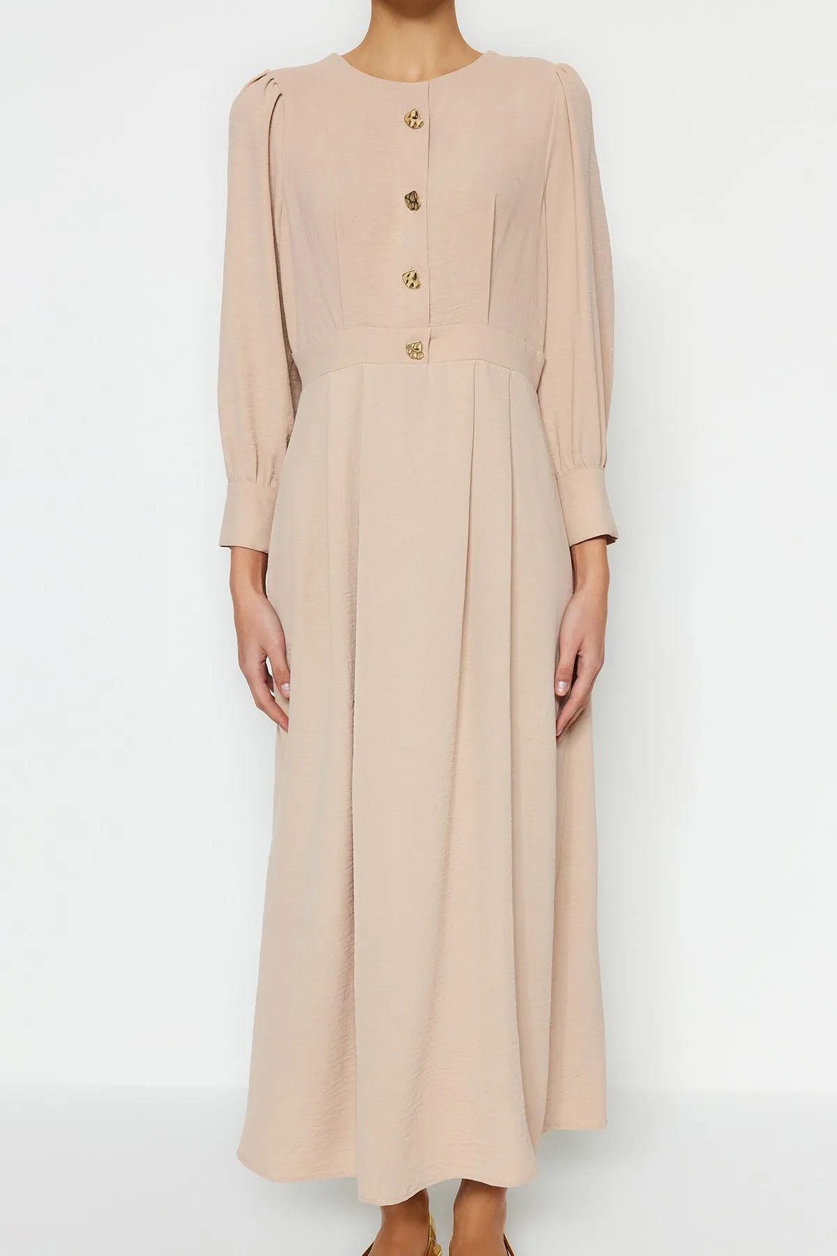 Trendyol Modest  Hellbeige Aerobin-Gewebtes Kleid mit goldenen Knöpfen TCTSS23EB00361