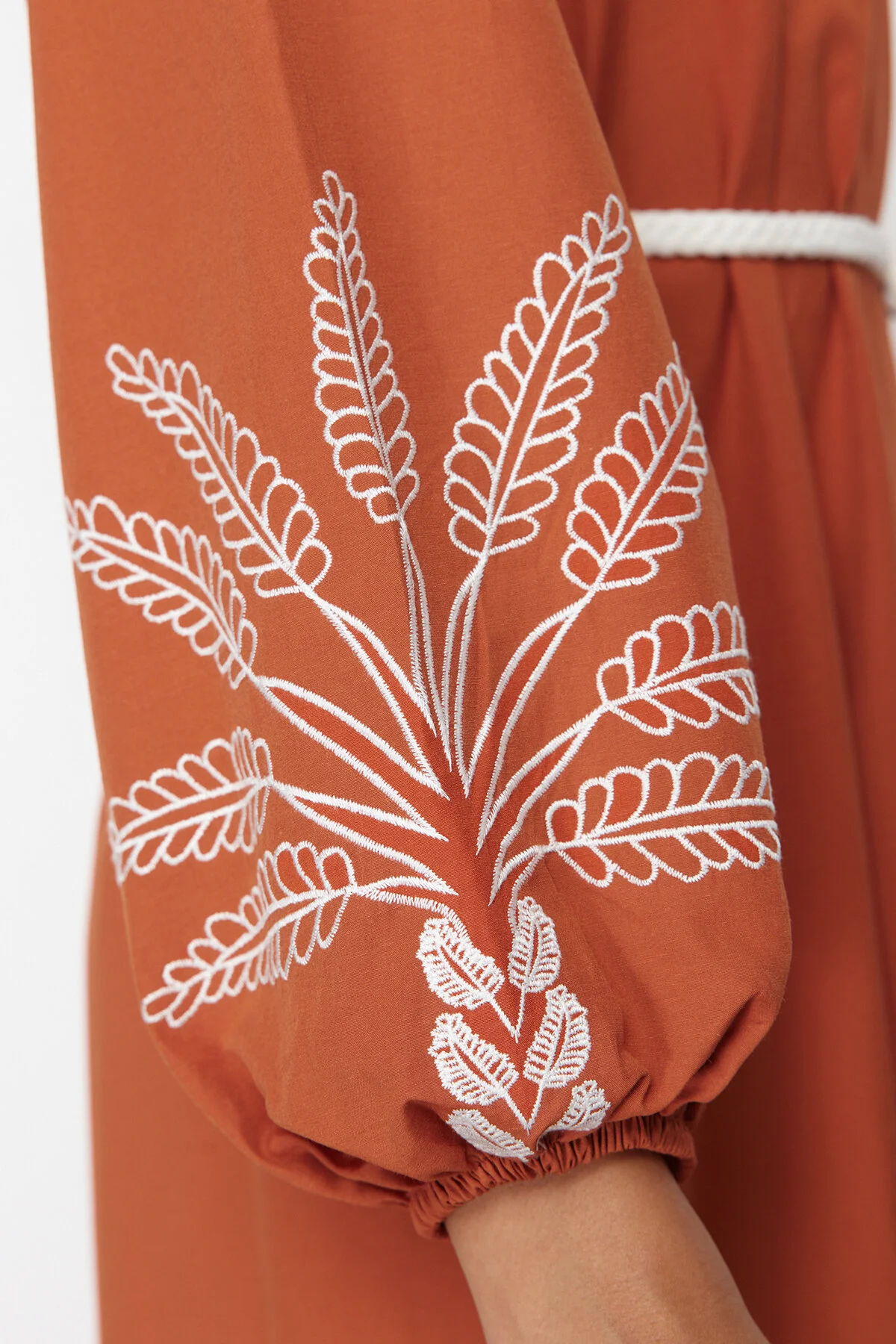 Trendyol Modest  Zimtfarbenes, ungefüttertes, besticktes / besticktes, gewebtes Hijab-Kleid aus Terrycotton TCTSS24EB00213