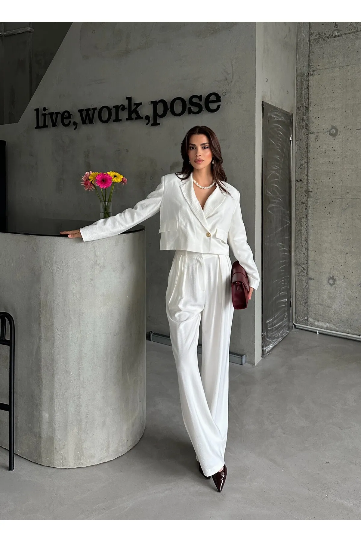 Laluvia  Ecrufarbenes, zweireihiges Set aus kurzer Jacke und Palazzo-Hose