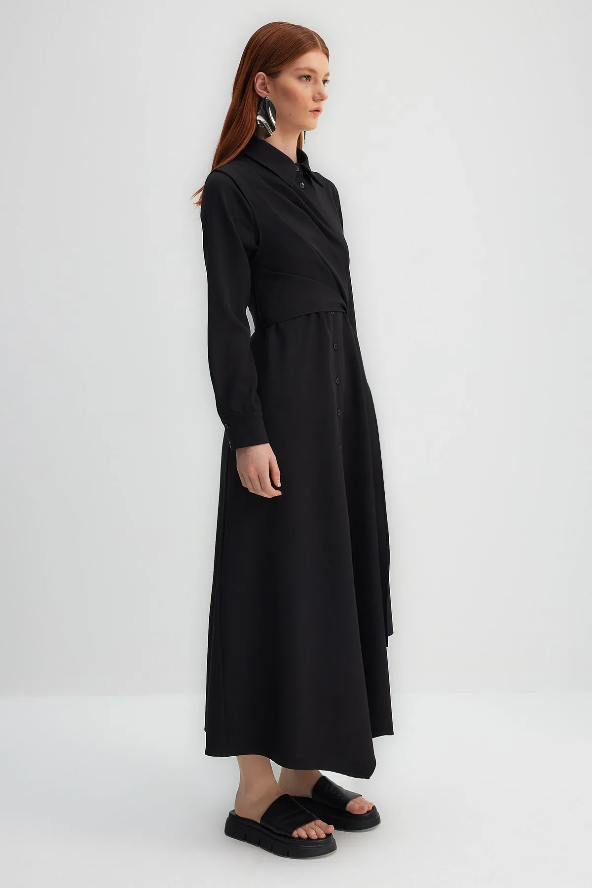 Trendyol Modest  X Kevser Sarıoglu Schwarzes gewebtes Hemdblusenkleid mit abnehmbarem Bindedetail TCLSS23EB00013