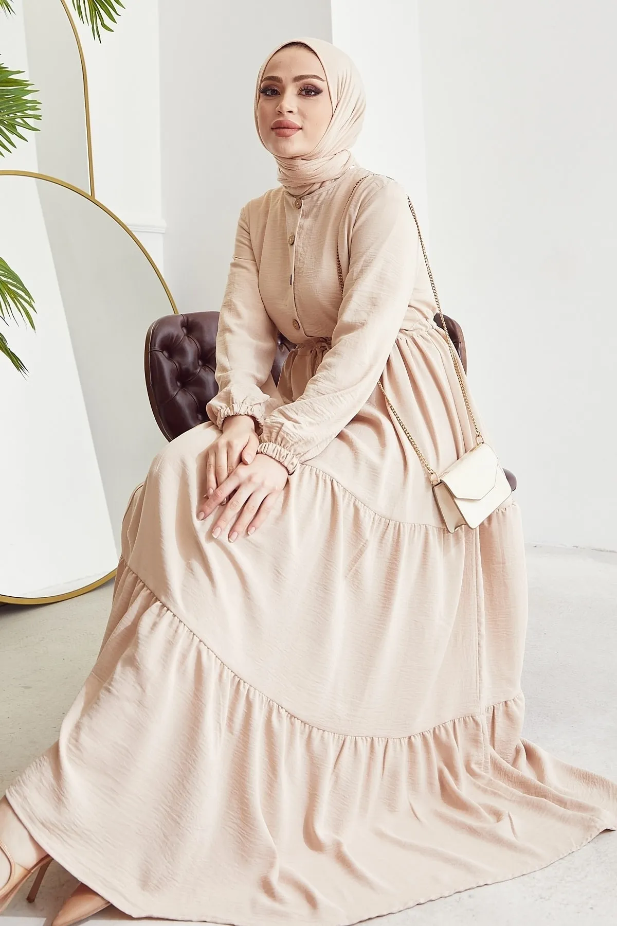 InStyle  Pamela Ayrobin Hijab-Kleid mit Knöpfen – Beige