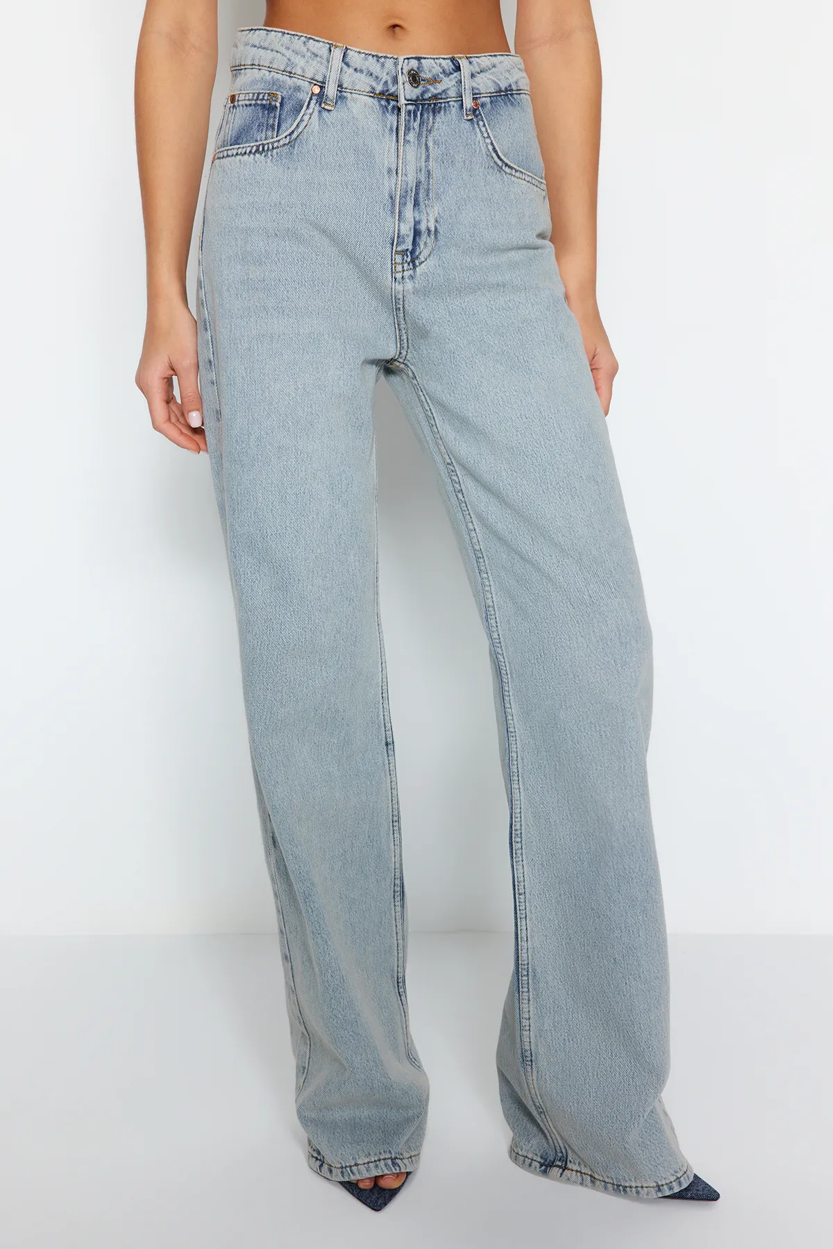 Trendyol Collection  Hellblaue Jeans mit hoher Taille und weitem Bein TWOSS24JE00022
