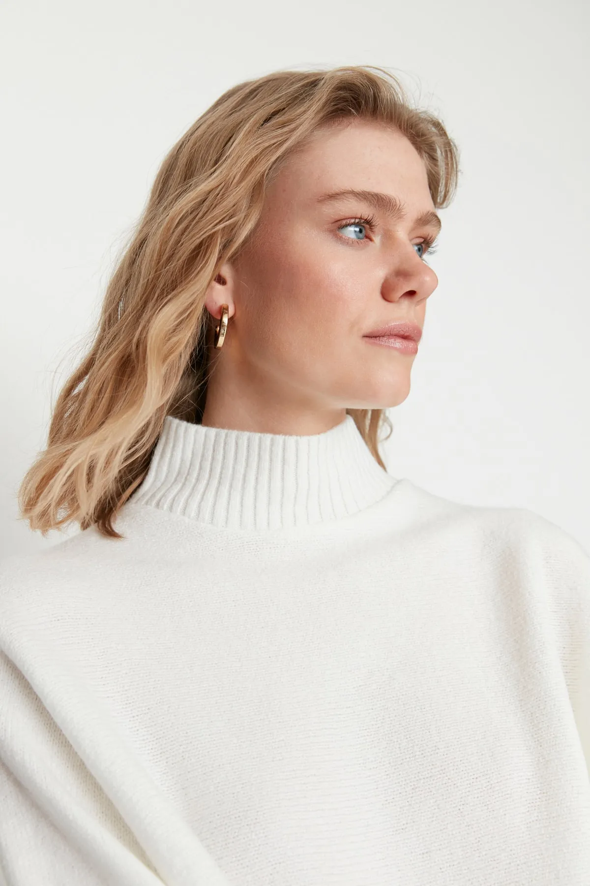 Trendyol Collection  Ecrufarbener, weicher, strukturierter Strickpullover mit weiter Passform TWOAW20KZ1059