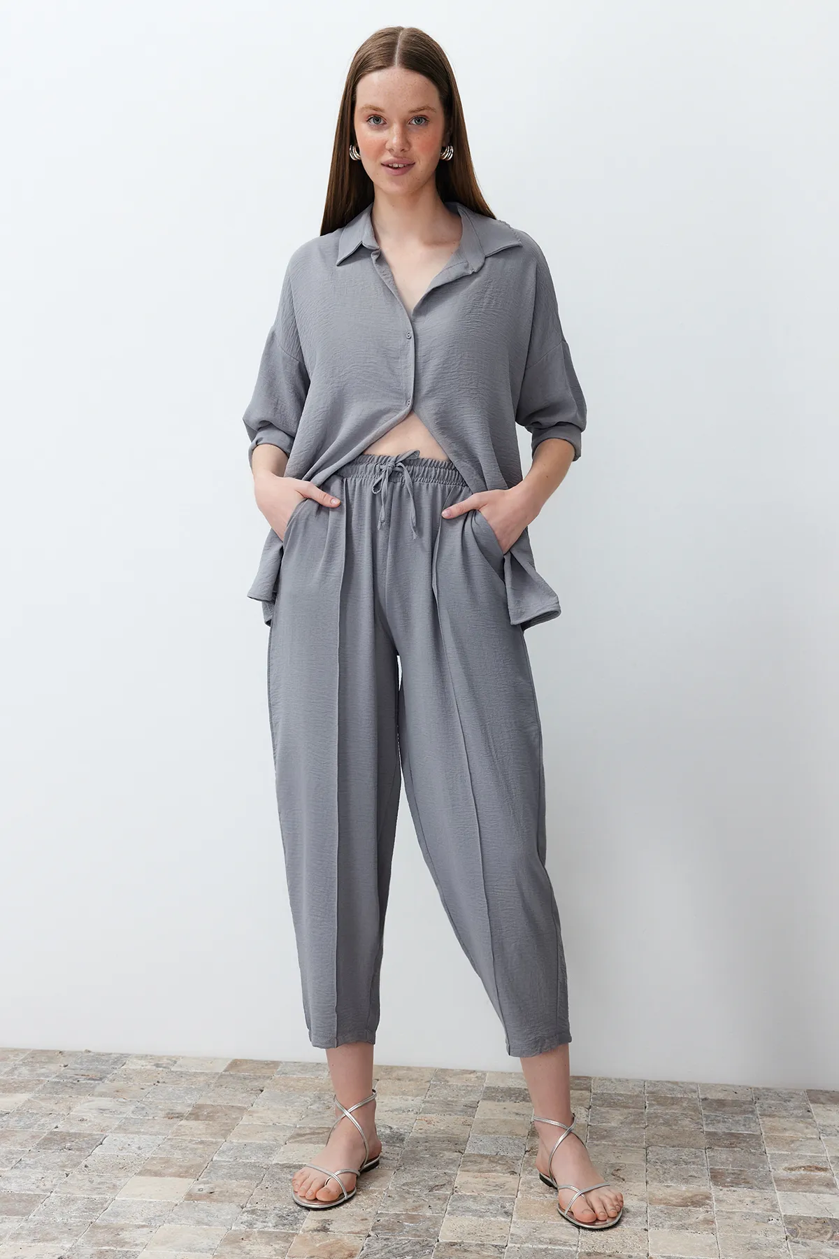 Trendyol Collection  Graues Hemd und Hose Aerobin Woven Bottom&Top Bottom-Top Set TWOSS24AU00038