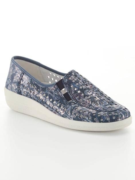 Slipper mit sommerlichen Durchbrüchen