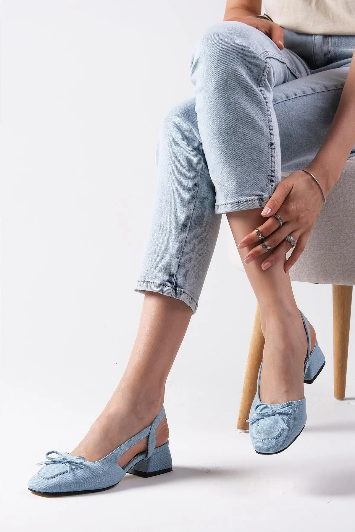 Mio Gusto  Bria Jeansschuhe aus Denimstoff mit offener Rückseite für Damen mit kurzem Absatz in Blau