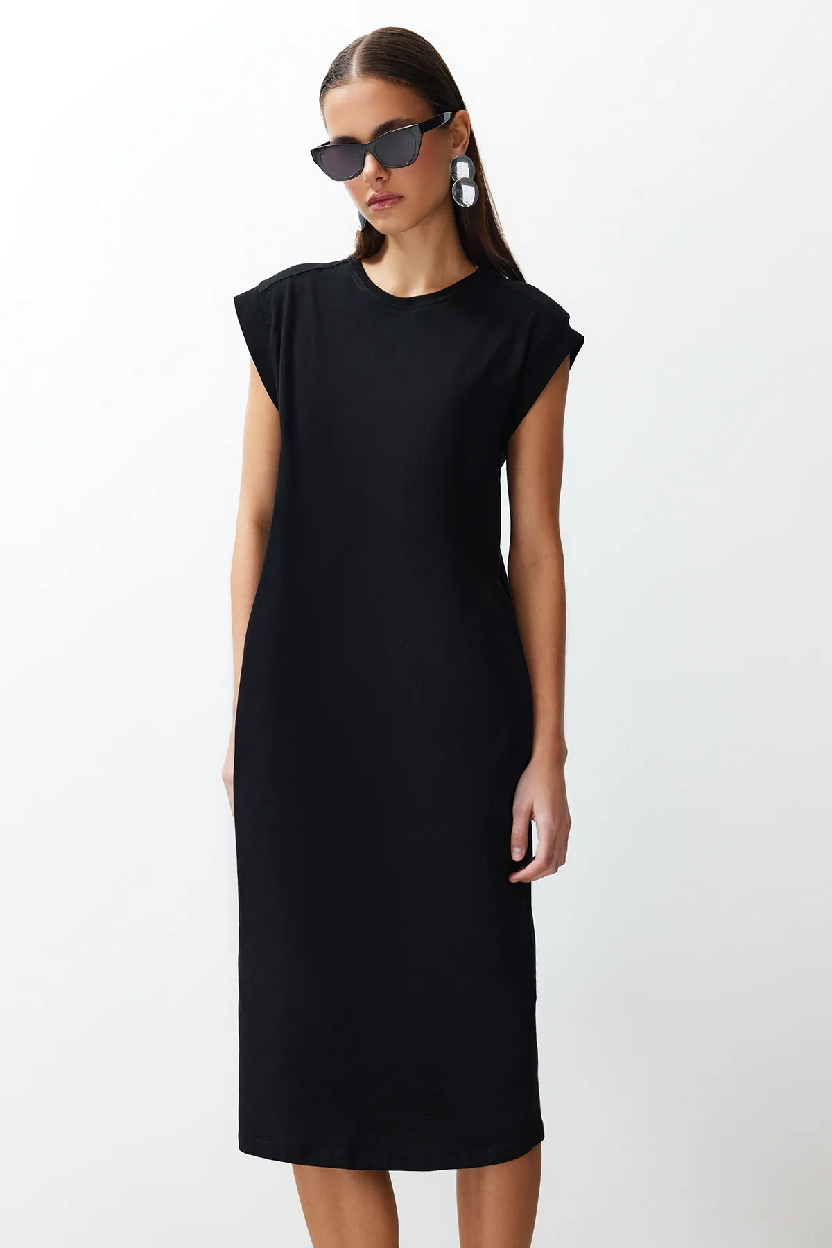 Trendyol Collection  Schwarzes, schlichtes T-Shirt-Kleid aus 100 % Baumwolle, Etuikleid mit Mondärmeln und bequemem Schnitt, Midi-Midikleid TWOSS24EL00126