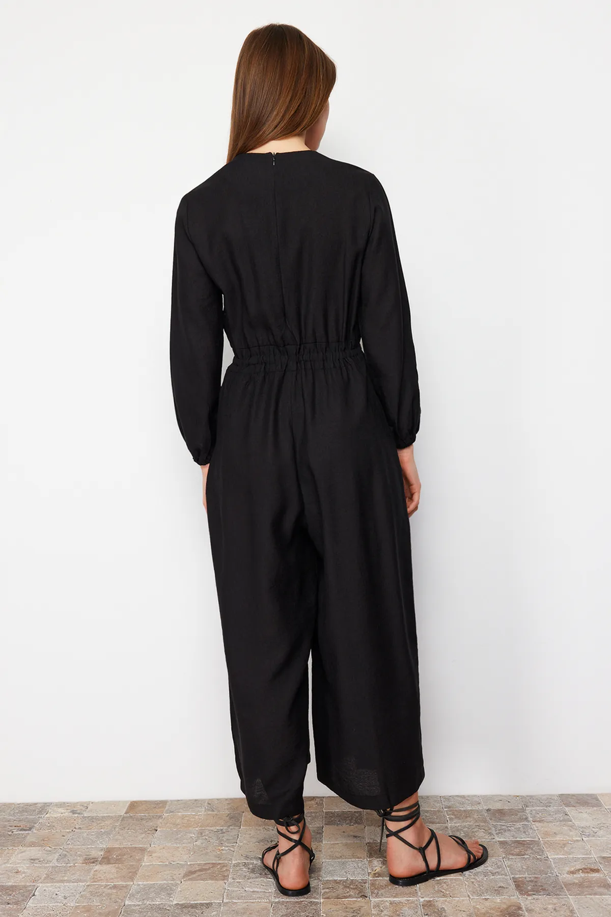 Trendyol Modest  Schwarzer Overall mit Rundhalsausschnitt, elastischer Taille, bequemer Schnitt und weitem Bein in Leinenoptik TCTSS21TU0206