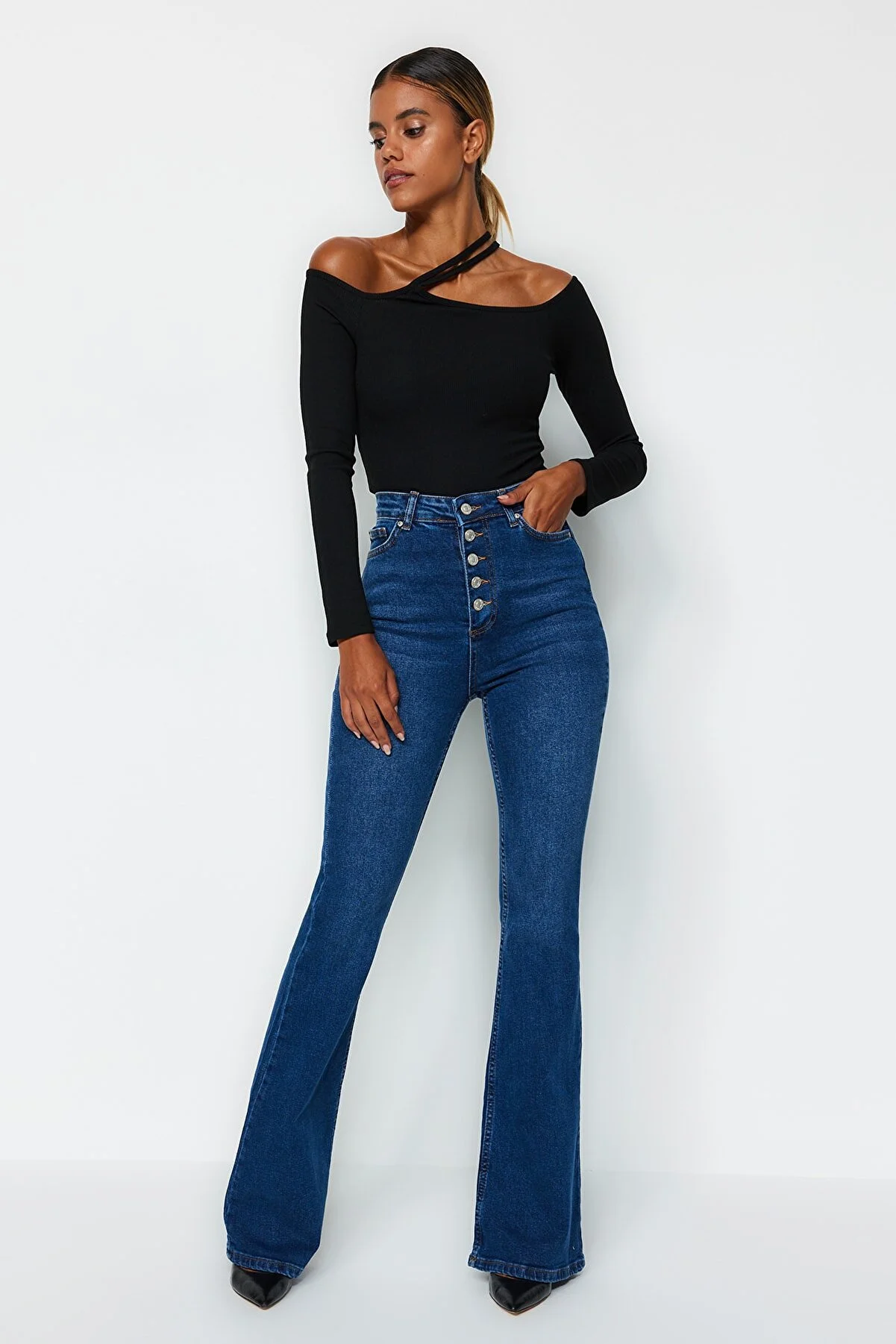 Trendyol Collection  Blaue Schlagjeans mit hoher Taille und Knopfleiste vorne TWOSS20JE0111