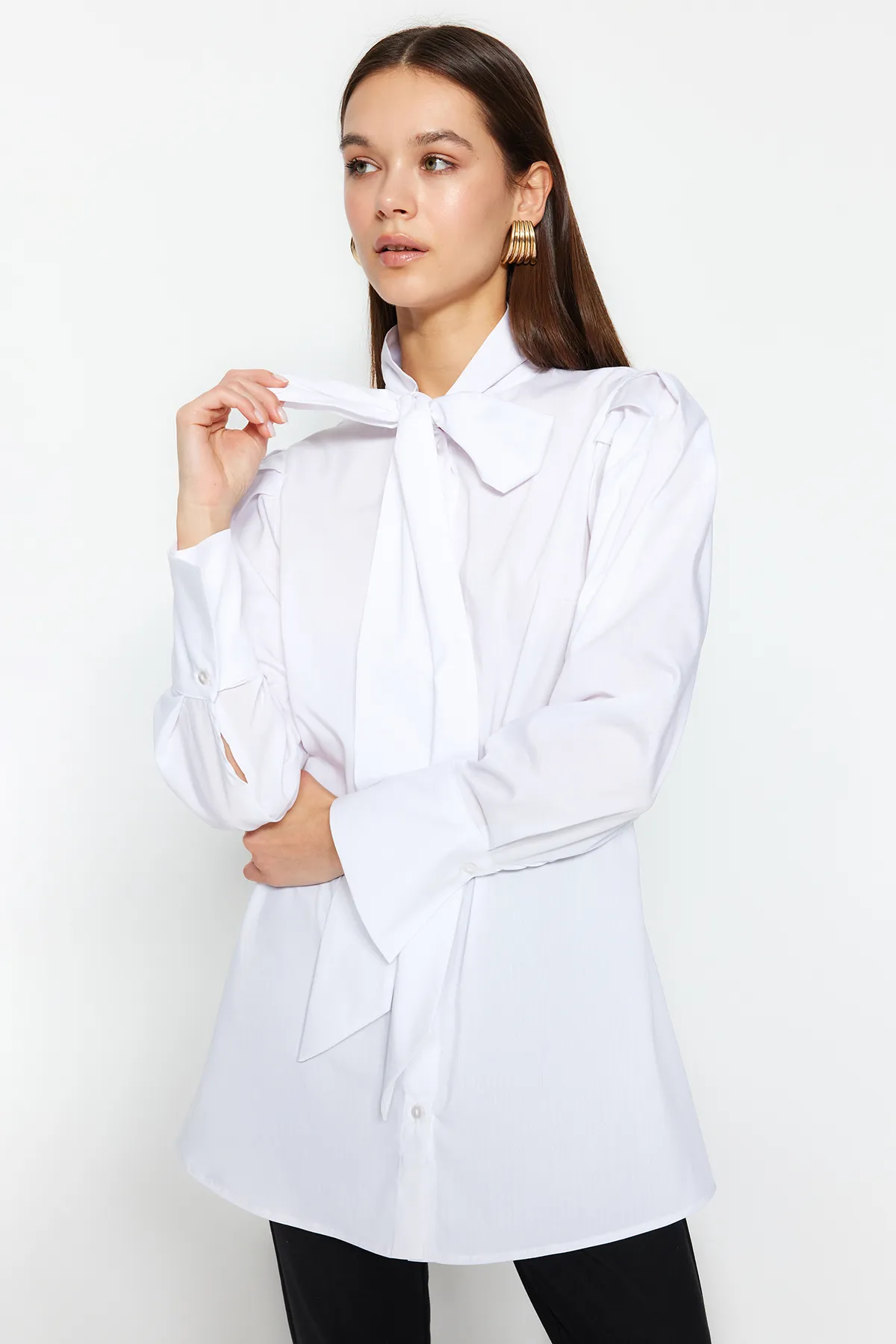 Trendyol Modest  Weißes, gewebtes Hemd mit Kragen und Krawattendetail TCTSS24TG00002
