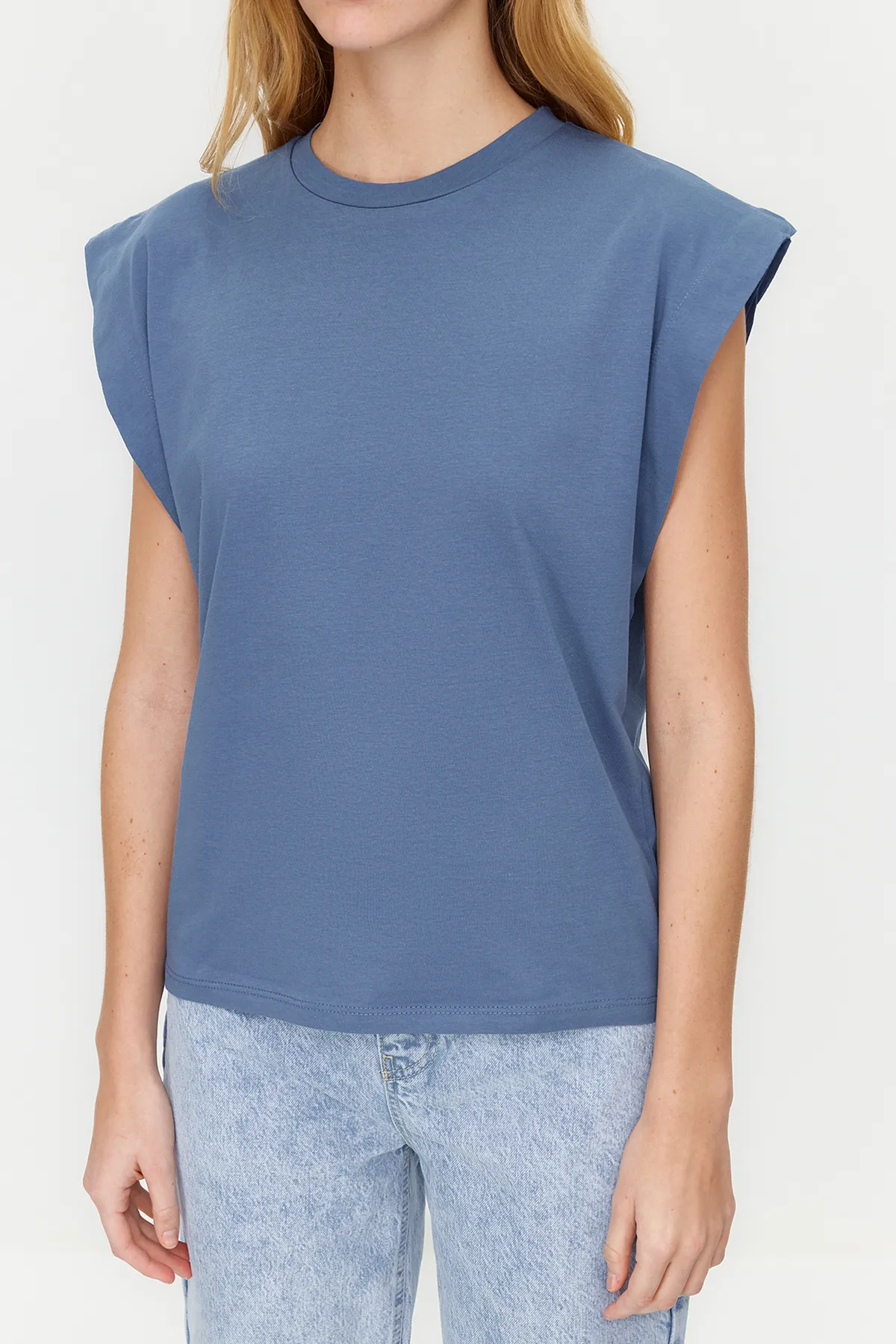 Trendyol Collection  Indigo*001 Basic-Strick-T-Shirt mit Rundhalsausschnitt aus 100 % Baumwollwatte TWOSS20TS0021