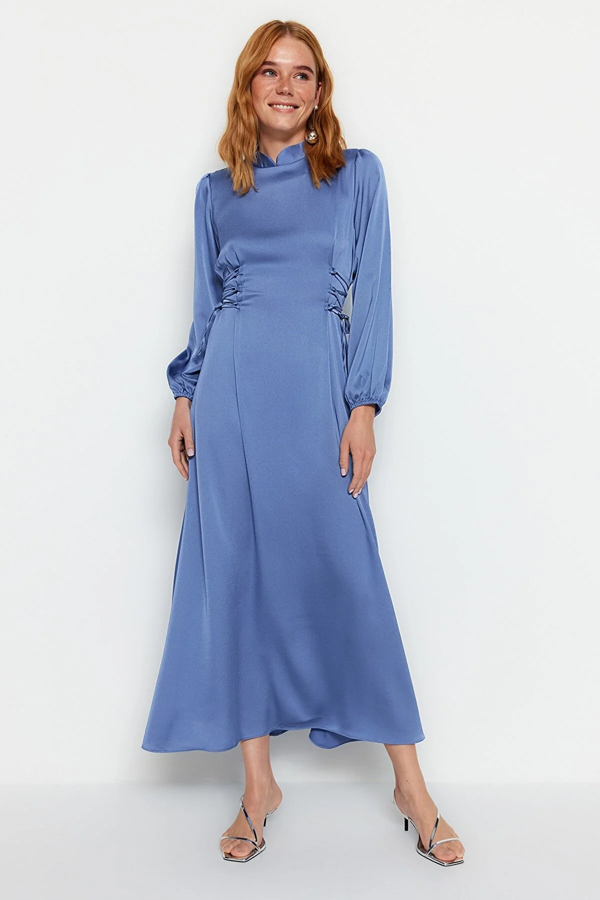 Trendyol Modest  Blaues Abendkleid aus Satin mit Britted-Taille TCTSS23DB00037