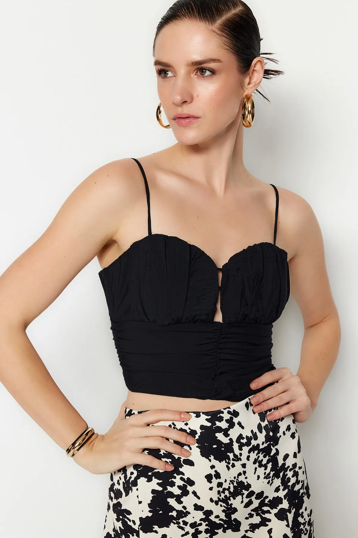 Trendyol Collection  Schwarzes, bauchfreies, gefüttertes Popeline-Bustier TPRSS22BS0060
