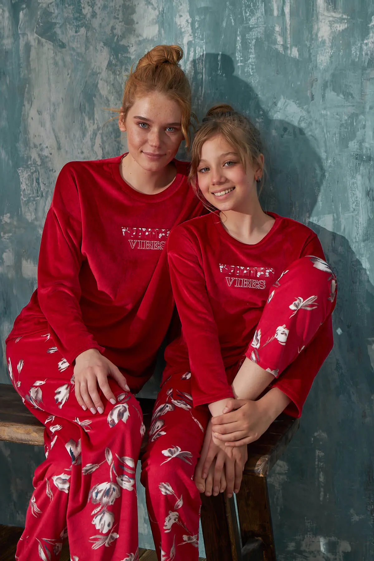 Pijamaevi  Red Vibes Samt-Mutter-Tochter-Familienpyjama – Mutter-Set