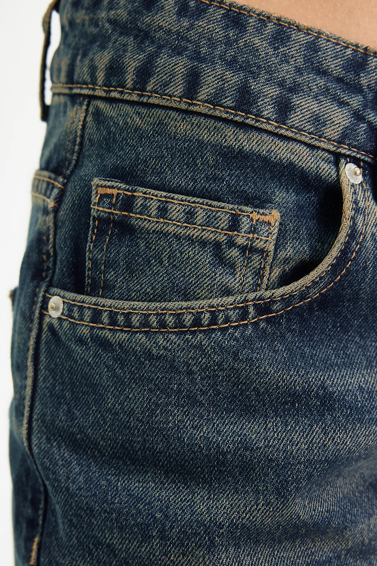 Trendyol Collection  Dunkelblaue, gerade Jeans mit niedriger Taille TWOSS24JE00100