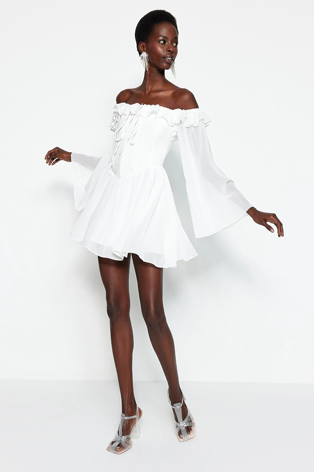Trendyol Collection  Braut-Ecru-Taillenöffnung/Skater-Futter, Volant-Braut-Abendkleid aus Chiffon TPRSS23EL00096