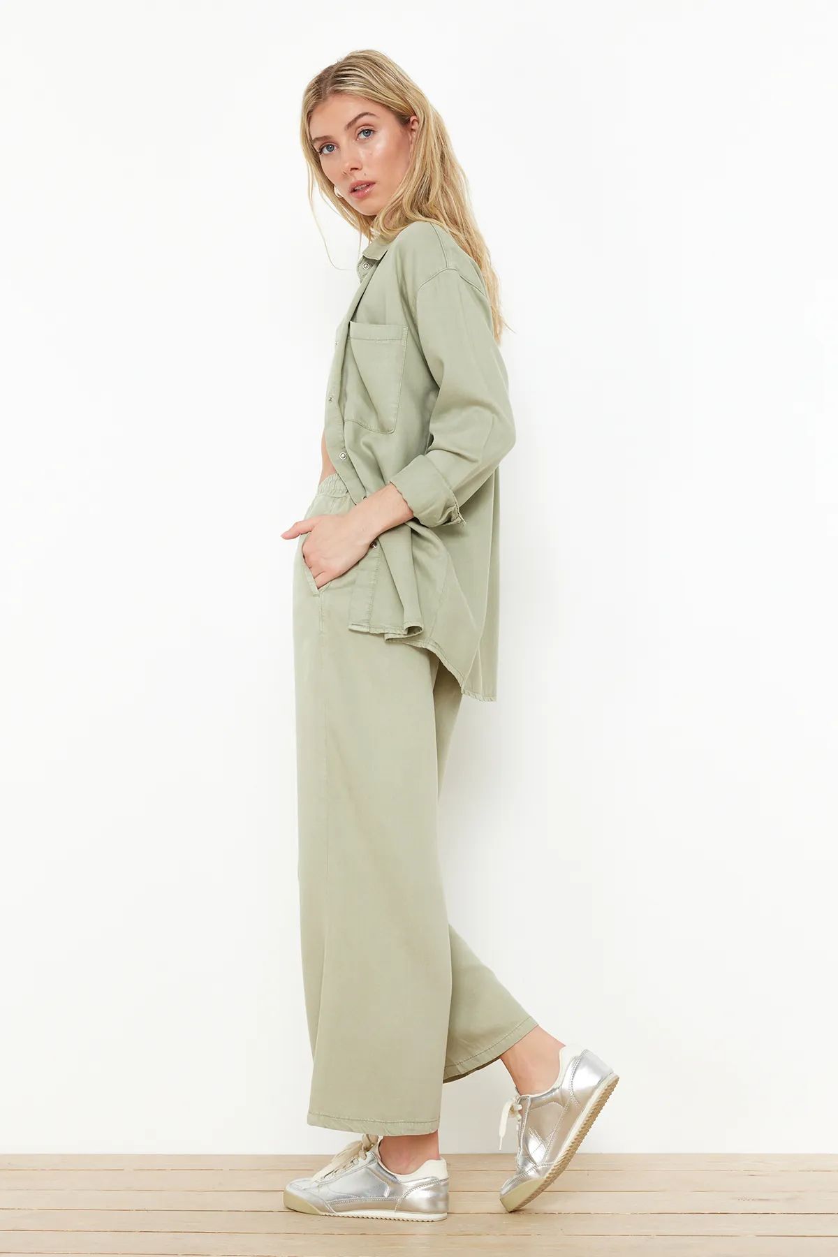 Trendyol Collection  Mintgrüne Culotte-Jeans mit hoher Taille und elastischem Bund, 100 % Tencel™ TWOSS24JE00285
