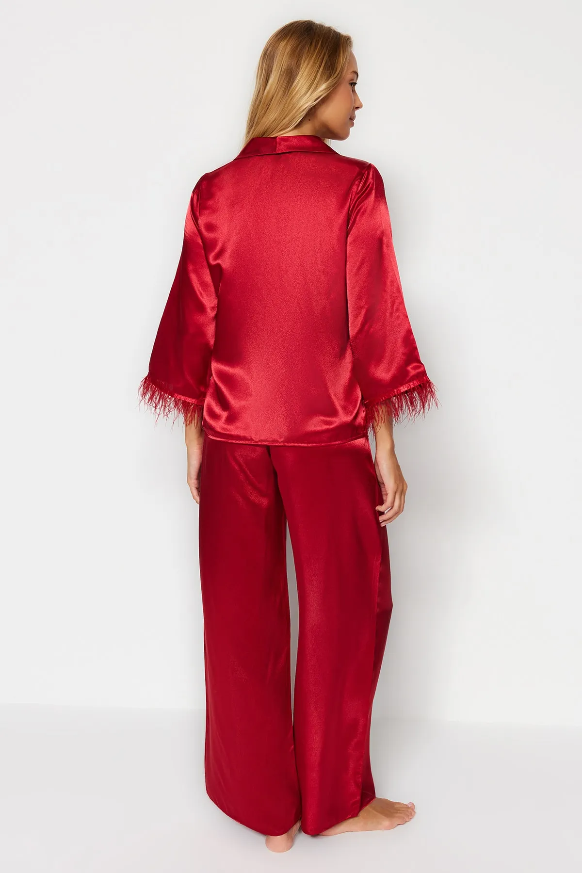 Trendyol Collection  Burgunderrotes Pyjama-Set aus Satin mit Hemd und Hose und Federdetail THMAW23PT00086