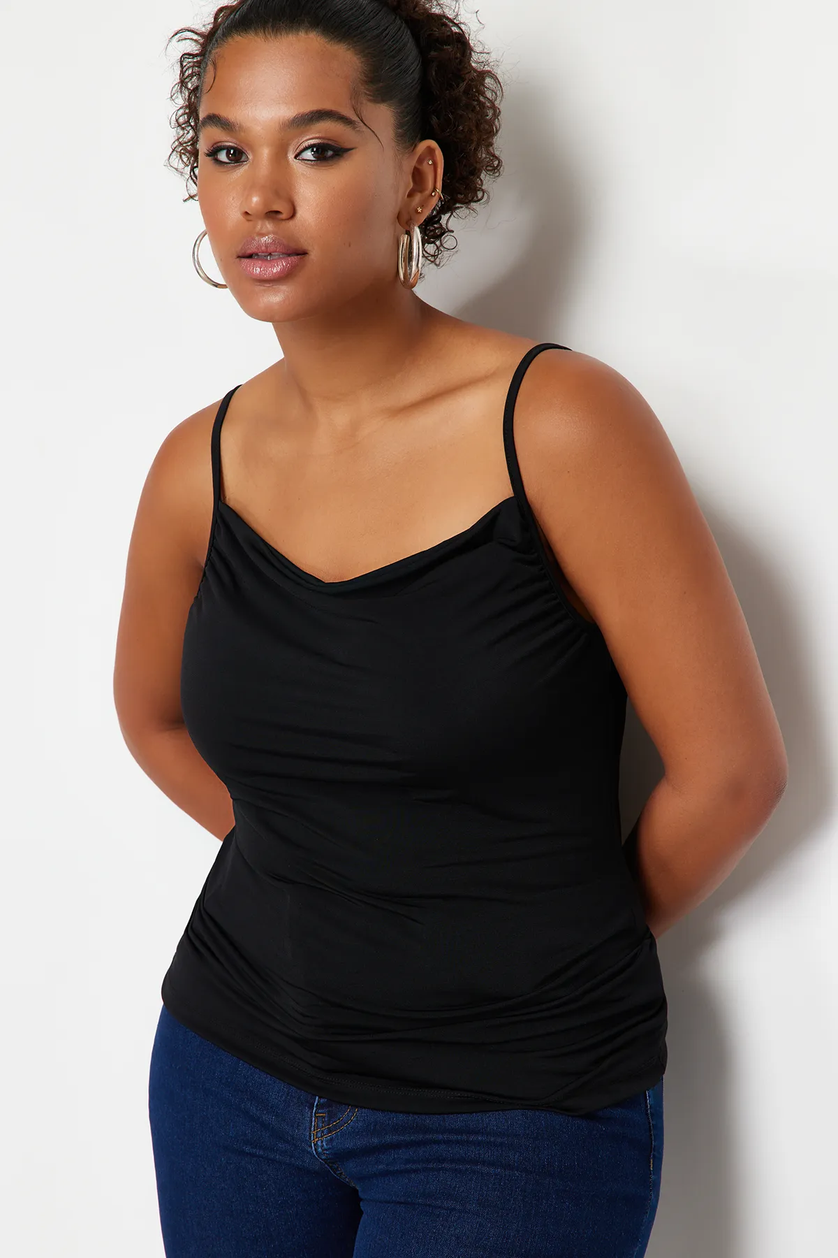 Trendyol Curve  Schwarze Degaje-Strickbluse mit Kragen und Riemen TBSSS24AF00006