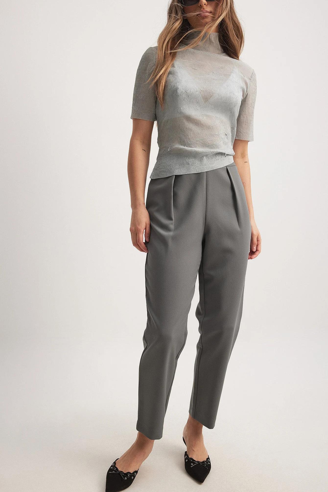 Schmal zulaufende Hose mit hoher Taille