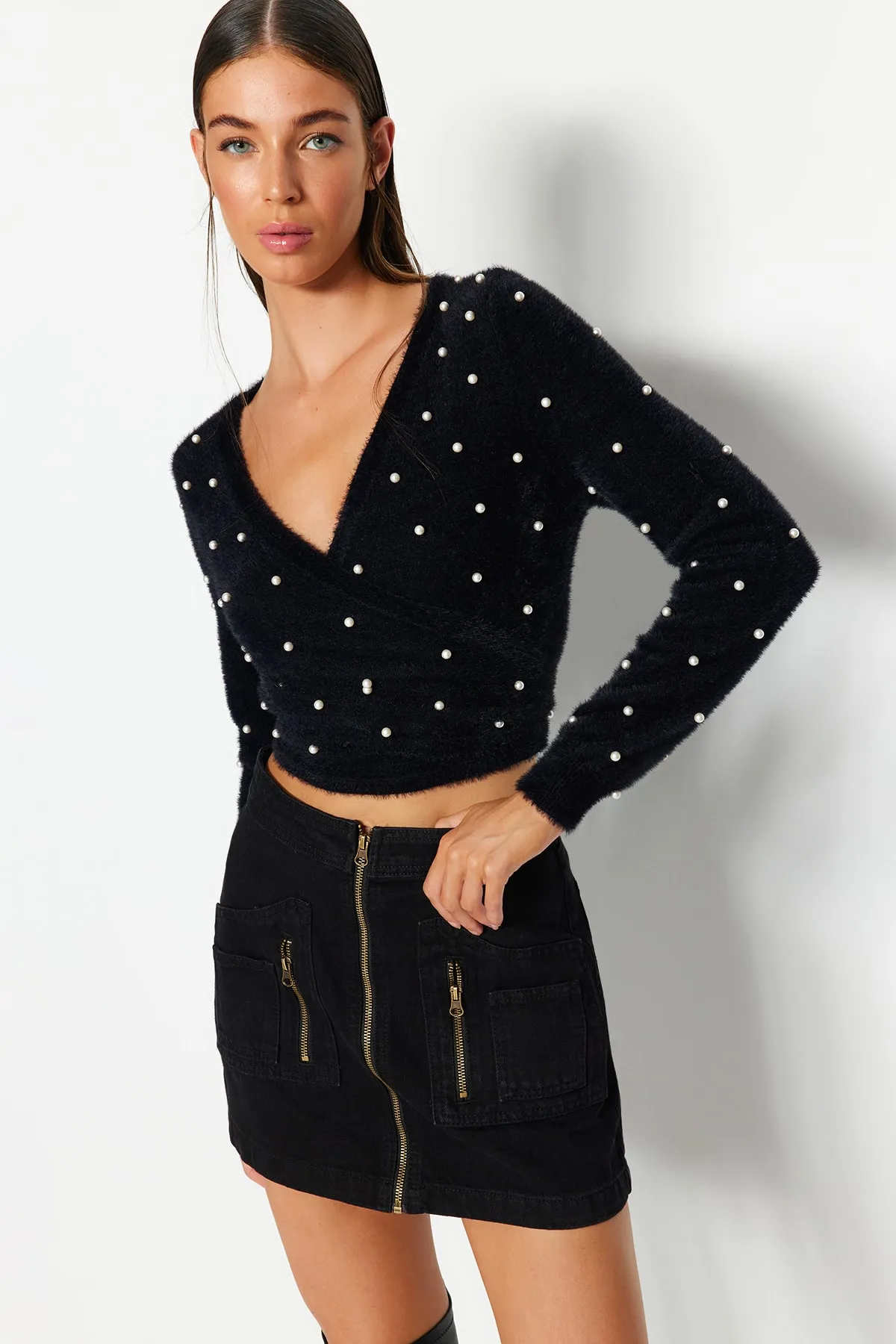 Trendyol Collection  Schwarzer Superkurzer Pullover mit Federn und Perlendetail TWOAW24KZ00228