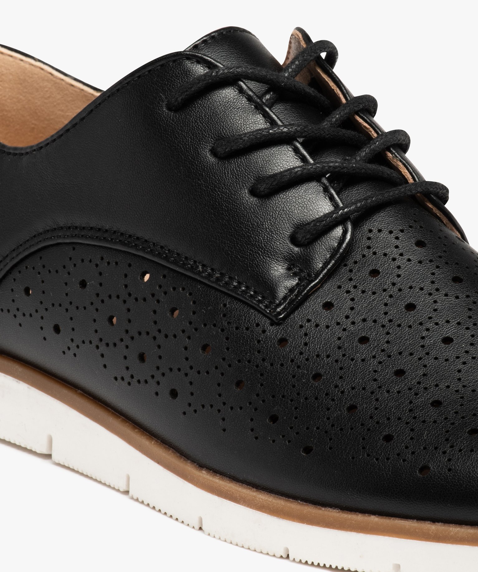 Derbies femme à talon plat et dessus perforé noir | GEMO