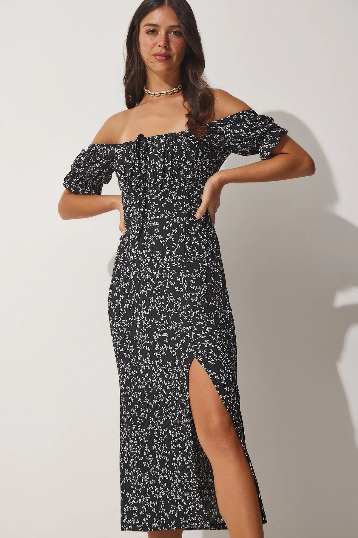 Happiness İstanbul  Schwarzes gerafftes Sommer-Strickkleid mit Blumenmuster für Damen MC00188
