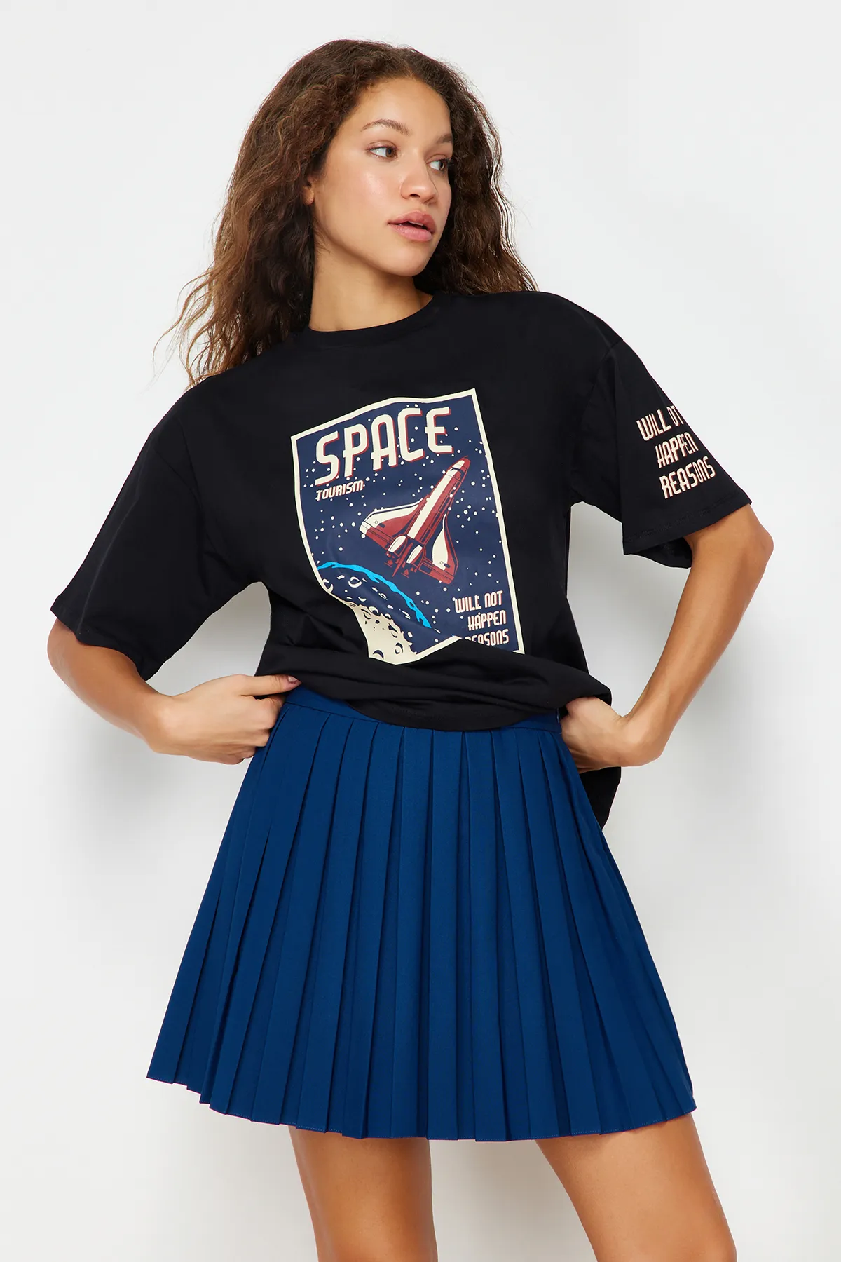 Trendyol Collection  Schwarzes Strick-T-Shirt mit Rundhalsausschnitt und Weltraum-Print aus 100 % Baumwolle im Boyfriend-Stil TWOSS21TS3663