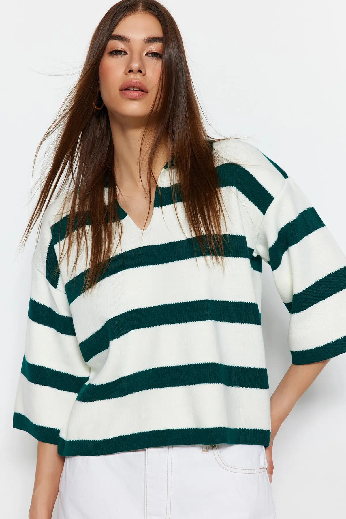 Trendyol Collection  Dunkelgrüner Basic-Strickpullover mit Streifen TWOAW23BZ00001