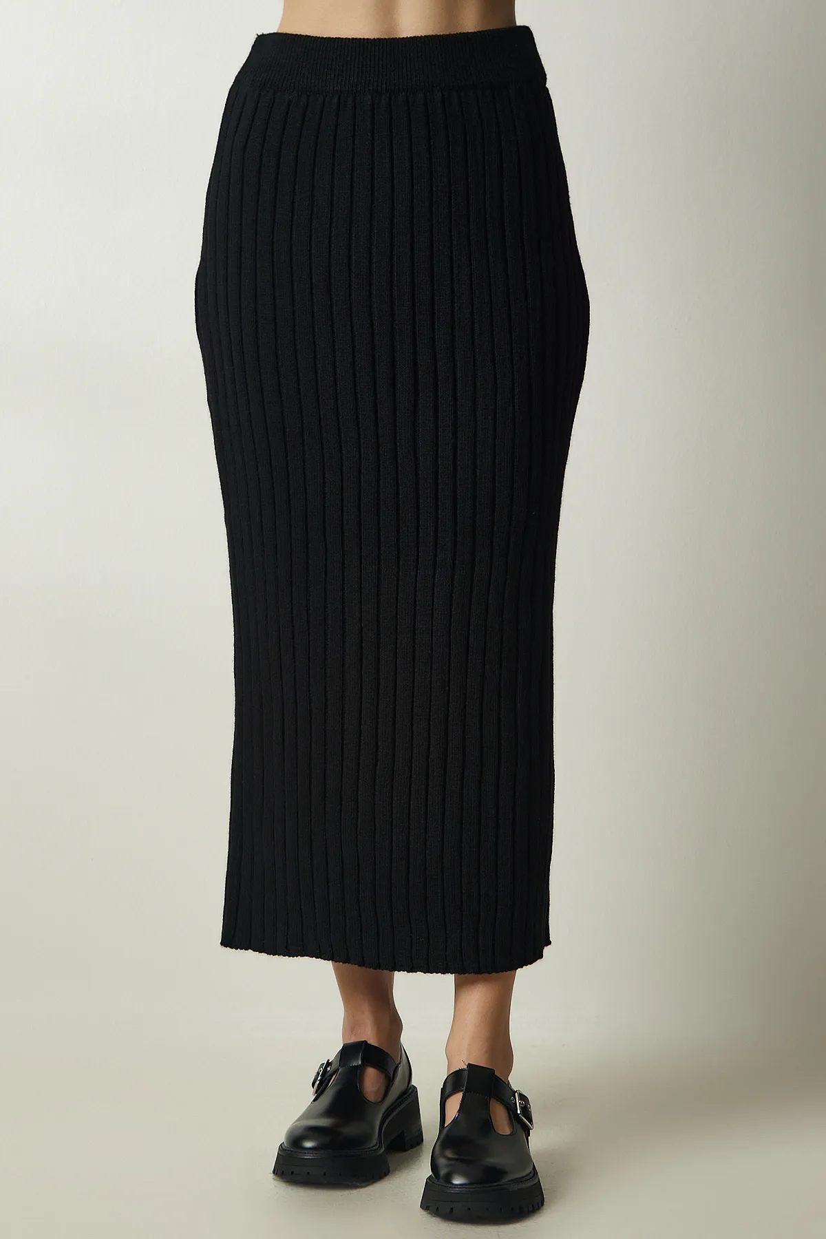 Happiness İstanbul  Schwarzes Strickset mit geripptem Pullover und Rock für Damen YY00188