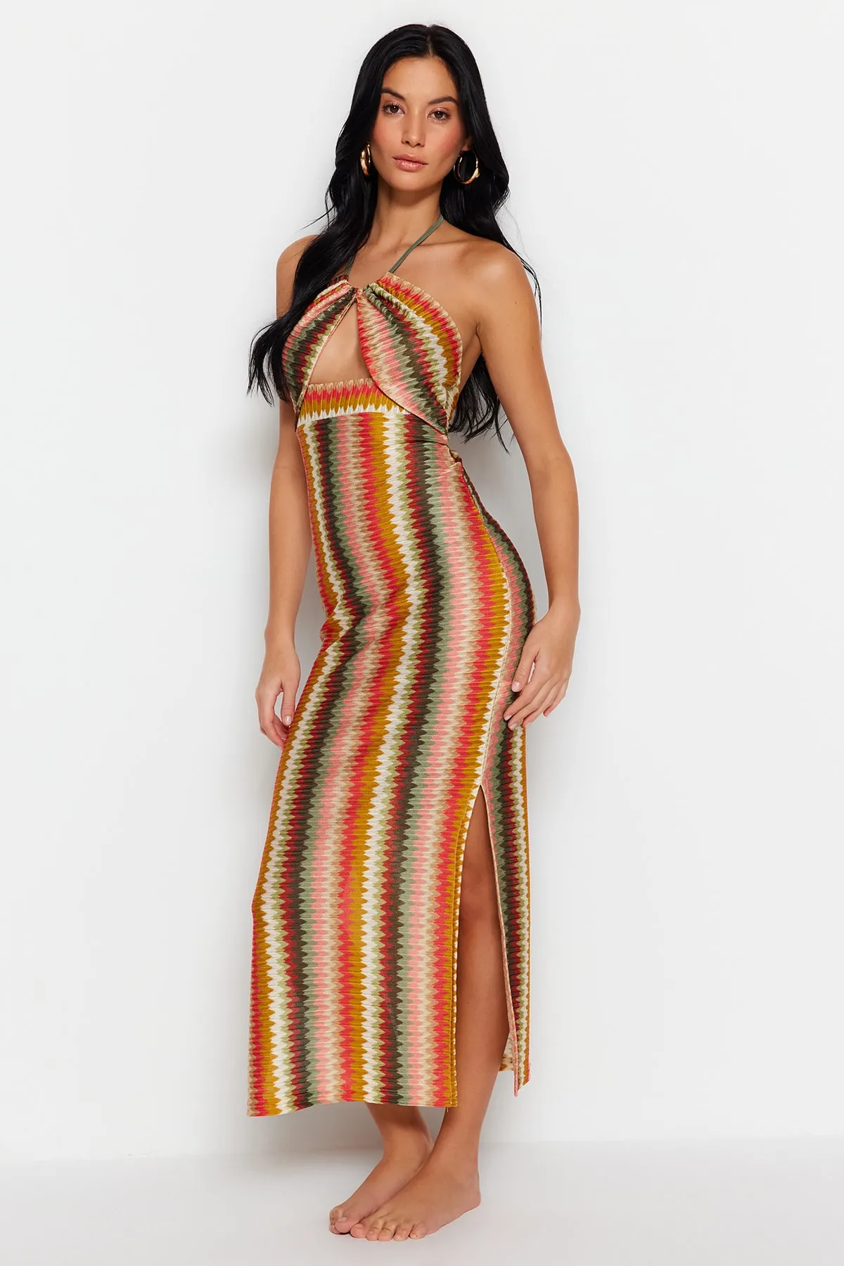 Trendyol Collection  Gestreiftes, figurbetontes Maxi-Strandkleid mit Cut-out/Fensterausschnitt TBESS23EL00268