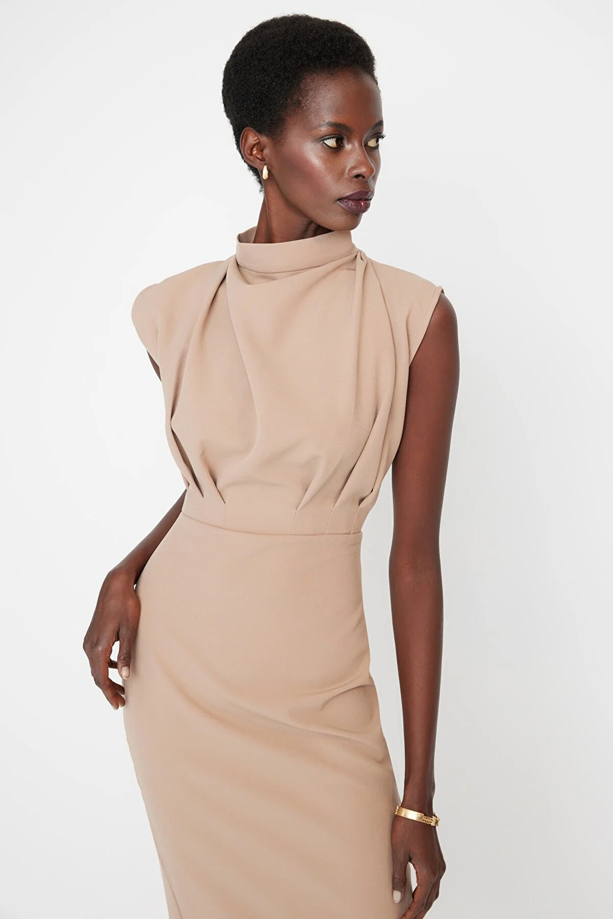 Trendyol Collection  Kamelfarbenes, figurbetontes, gewebtes Kleid mit Stehkragen TWOAW20EL0311