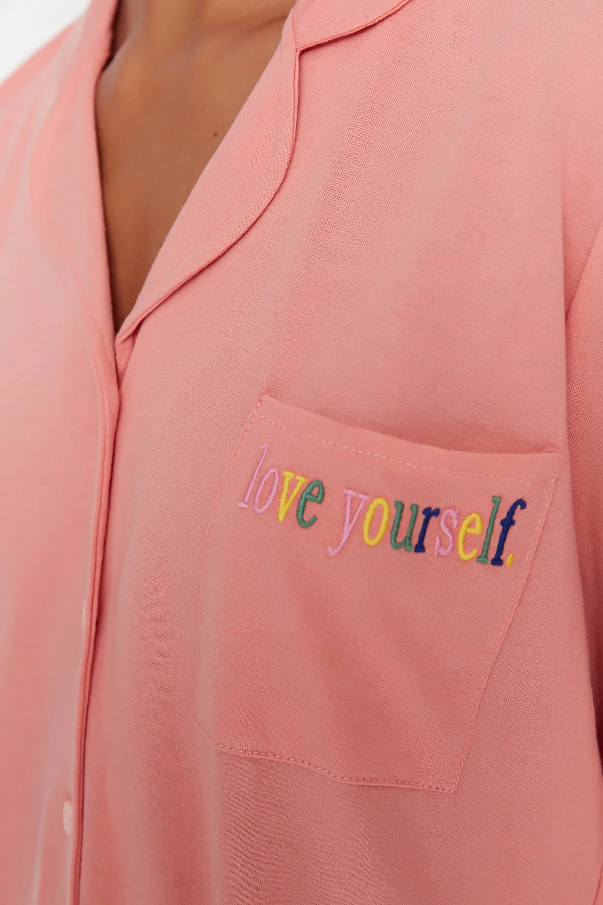 Trendyol Collection  Rosa besticktes Pyjama-Set aus Strick THMAW23PT00151