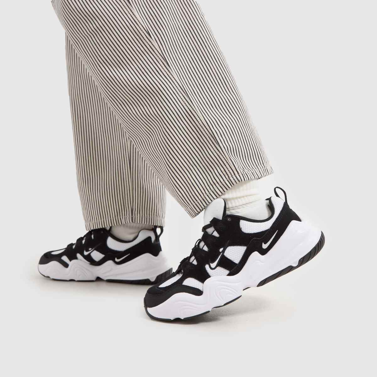 Nike Tech Hera – Svarta och vita träningsskor