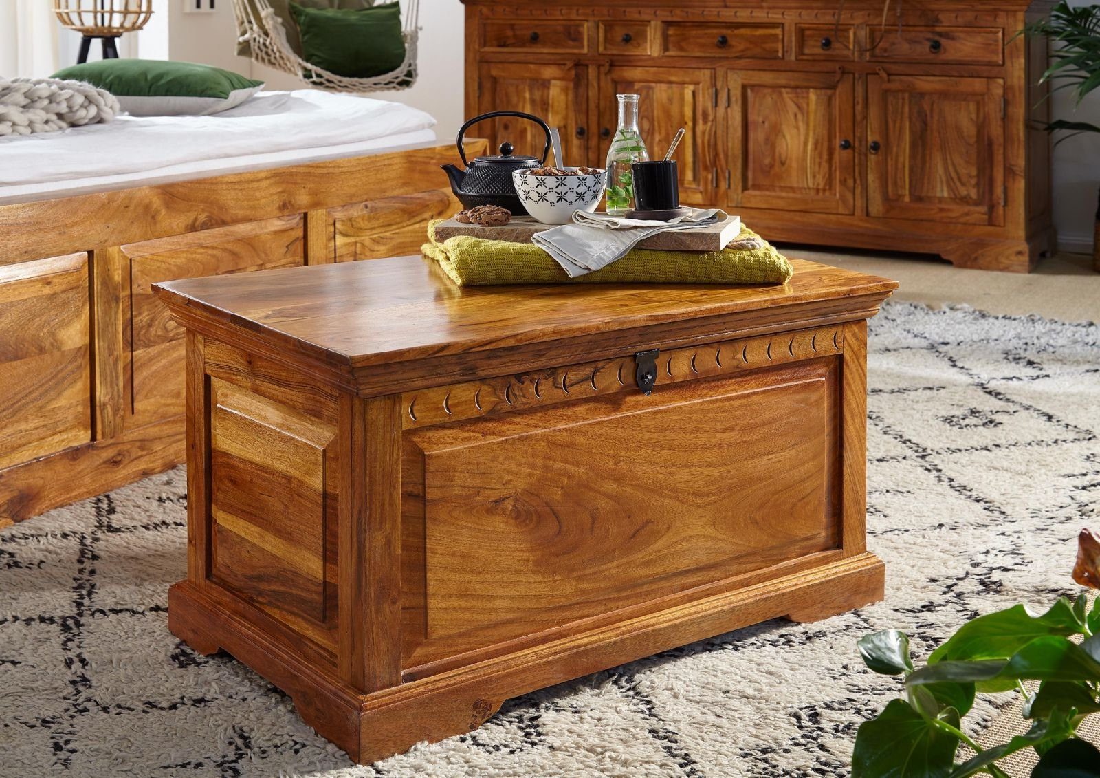 Massivmoebel24 Truhe OXFORD (Holztruhe, Holzkiste mit Deckel, Aufbewahrungstruhe für Stauraum aus Massivholz, Urige Truhe im Landhausstil mit viel Stauraum, braun lackiert 90x50x50 Akazie montiert), Klavierbeschläge;Metallleisten mit Noppen;Urtümlich