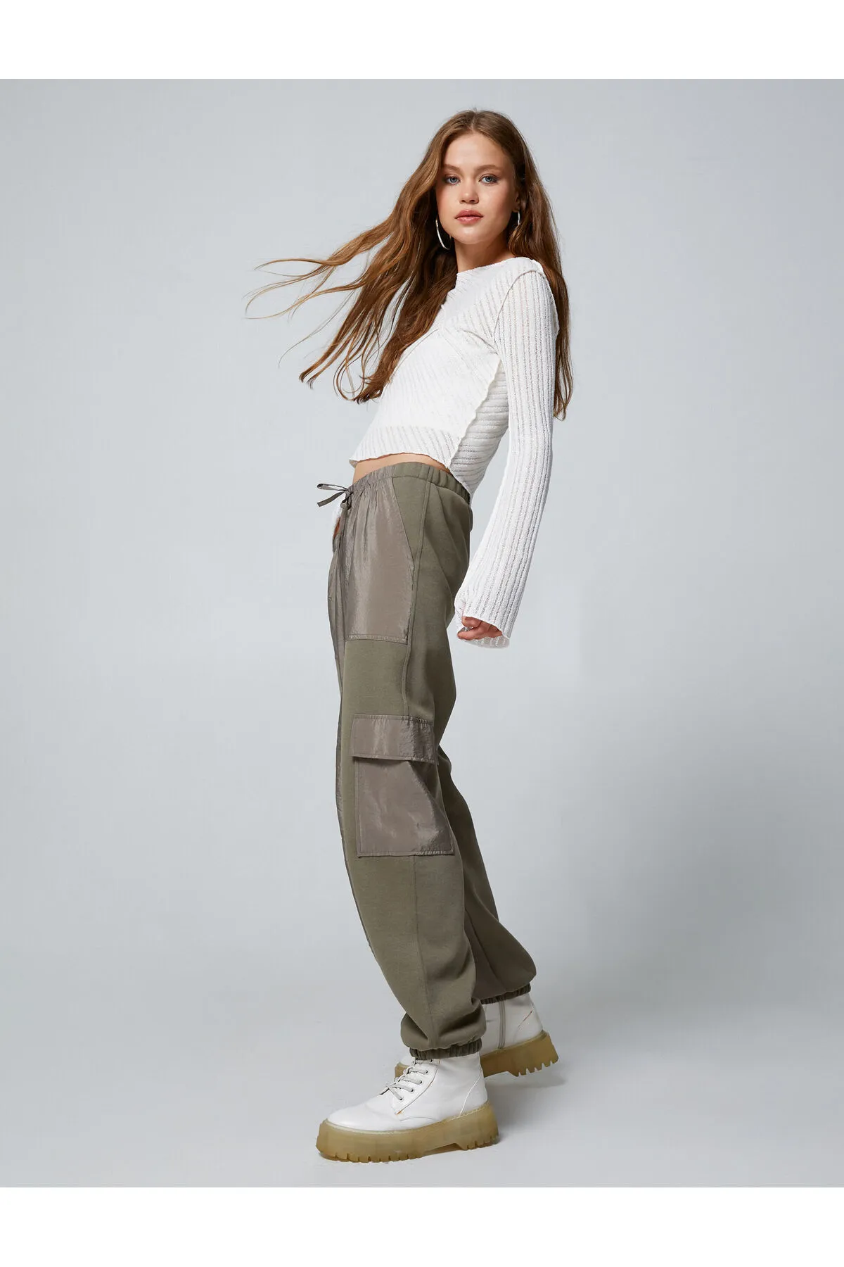 Koton  Jogger-Jogginghose mit Cargotasche, Taillenband und glänzenden Stoffdetails