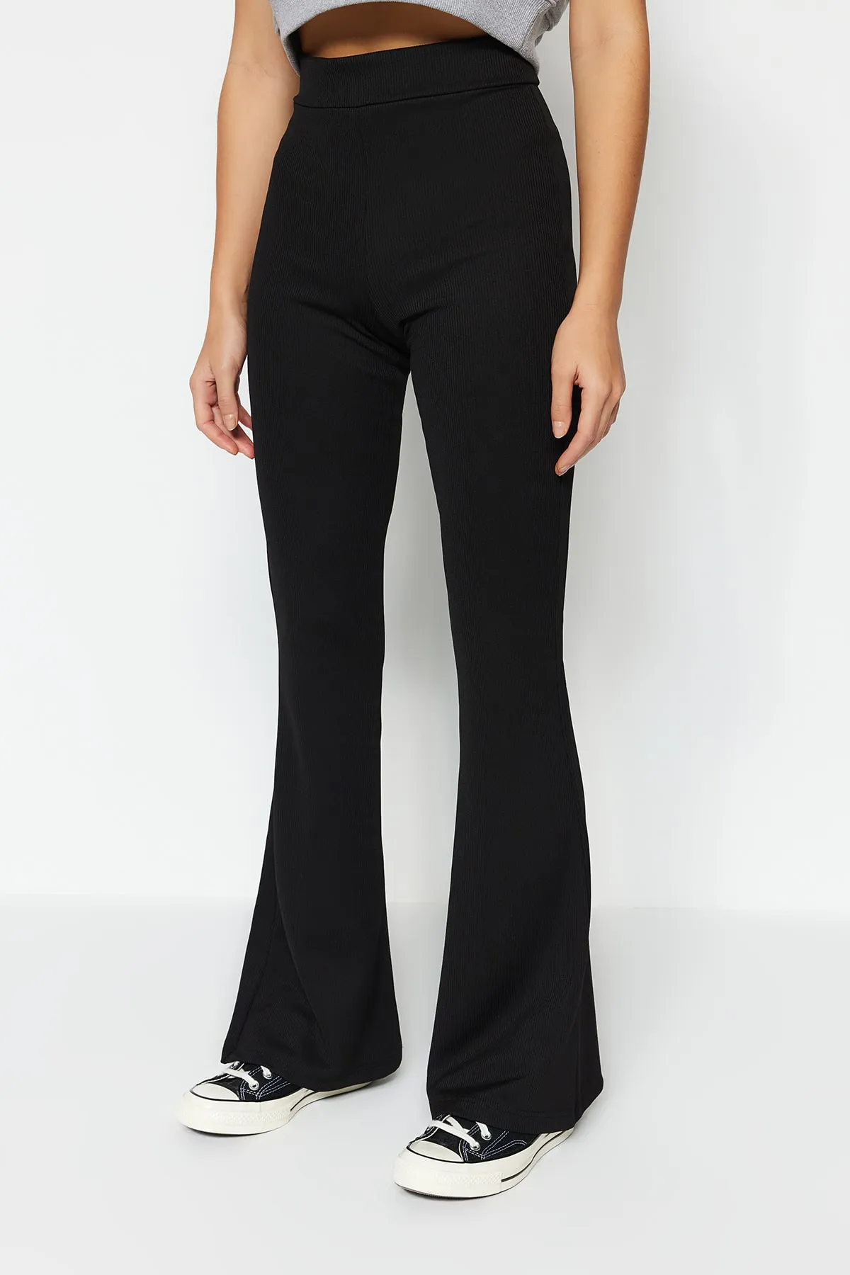 Trendyol Collection  Schwarze, gerippte, ausgestellte/ausgestellte Beine, dehnbare Strick-Leggings mit hoher Taille und hoher Taille TWOSS23PL00135